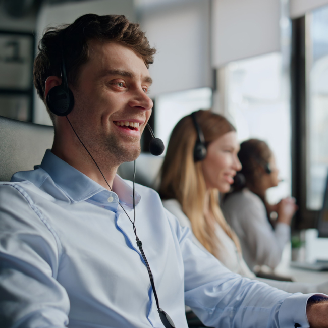 Conseiller Incotec assurant l'assistance technique d'un logiciel de gestion des temps à distance