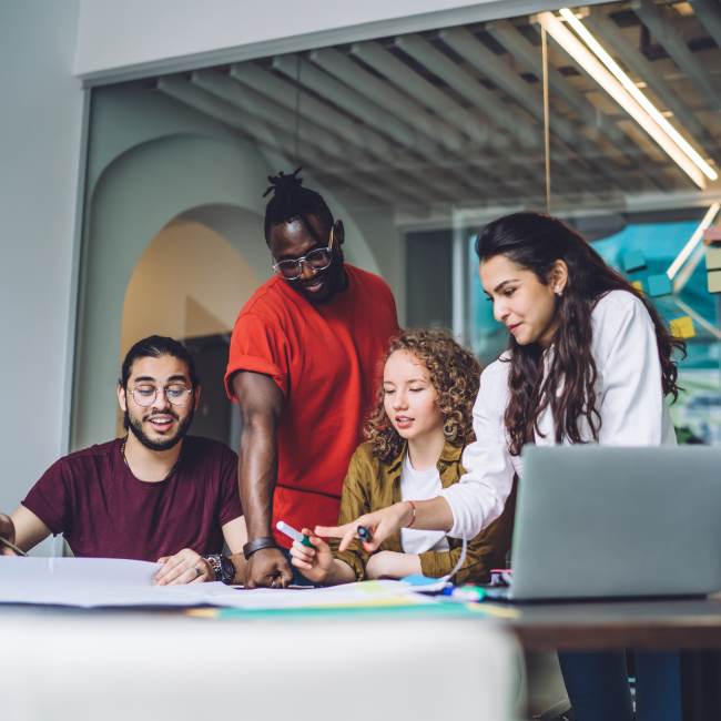 Équipe en réunion d'audit pour le déploiement d'un logiciel GTA Incotec