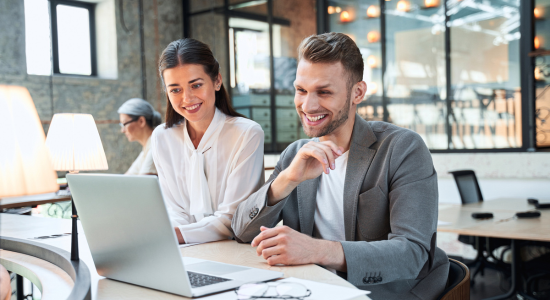 équipe RH utilisant Incovar sur leur ordinateur portable pour la gestion des temps au sein de leur organisation