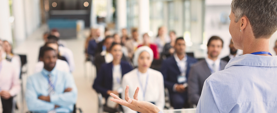 Cheffe de projet animant une session de formation en entreprise dans le cadre du déploiement de la solution Incovar