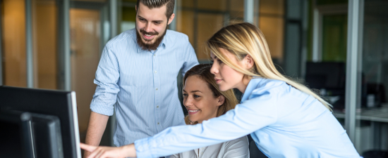 Equipe accompagnée dans la prise en main de la solution de gestion des temps Incovar, avec démonstration sur écran