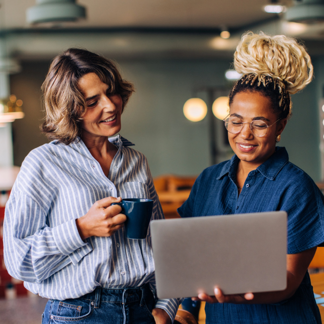 Deux professionnelles RH consultant le logiciel de planification Incotec, fournisseur logiciel gestion des temps