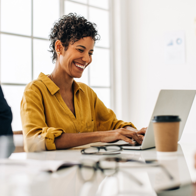 Femme utilisant le logiciel de gestion des temps et activités Incotec sur ordinateur portable