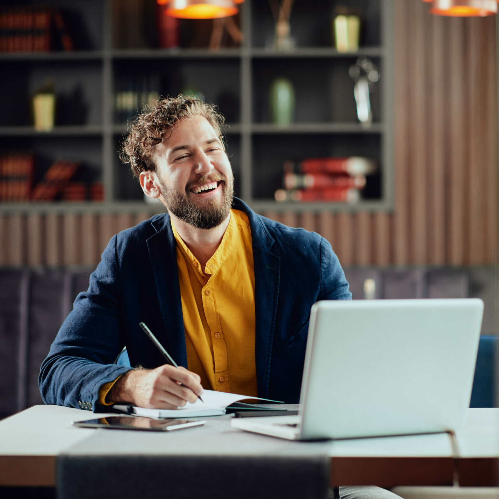 Manager consultant sur son ordinateur un logiciel de gestion des congés.