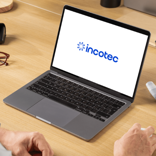 Logiciel SIRH et logiciel de paie interfacés : personne naviguant sur Incovar, le logiciel de gestion de temps et des activités, pour consulter les données interfacés du personnel.