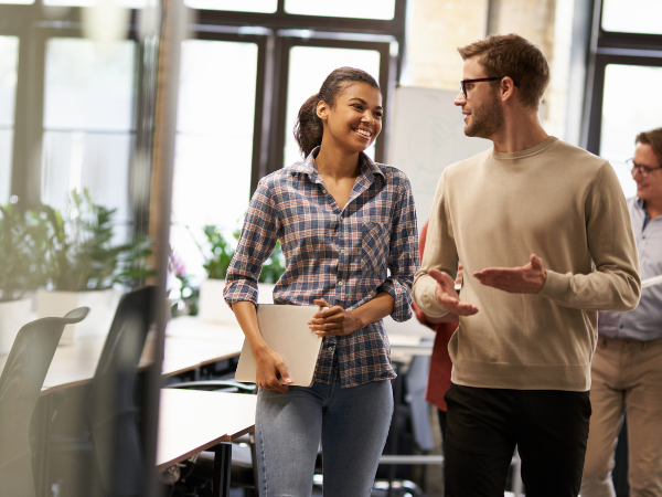 Collaboratrice sereine grâce aux solutions de gestion des temps et des activités Incotec