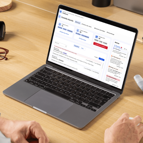 Écran affichant un système de contrôle d’accès sur ordinateur : un utilisateur supervise la sécurisation des accès, consulte les alertes en temps réel et pilote les accès aux locaux depuis une interface de contrôle d’accès par badge.